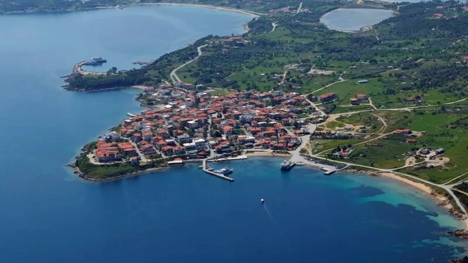 Insula din Grecia despre care puțini turiști au auzit. Îi cucerește pe vizitatori prin plajele sălbatice cu nisip fin, apa cristalină și atmosfera autentică