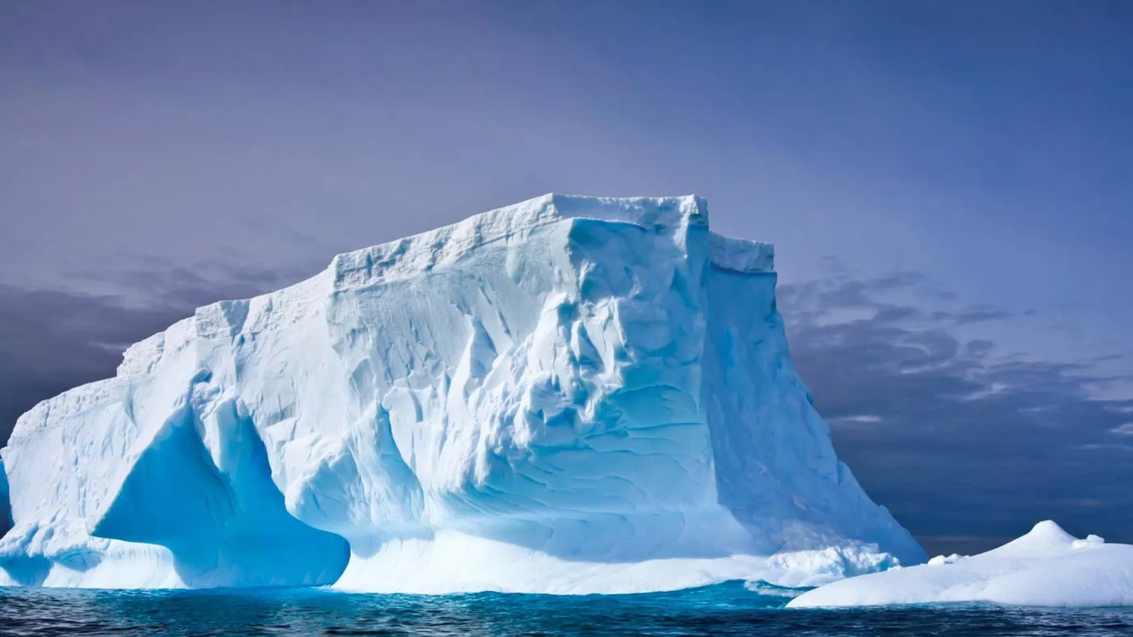 Ce s-a descoperit sub gheața Antarcticii după ce un iceberg uriaș a luat-o din loc