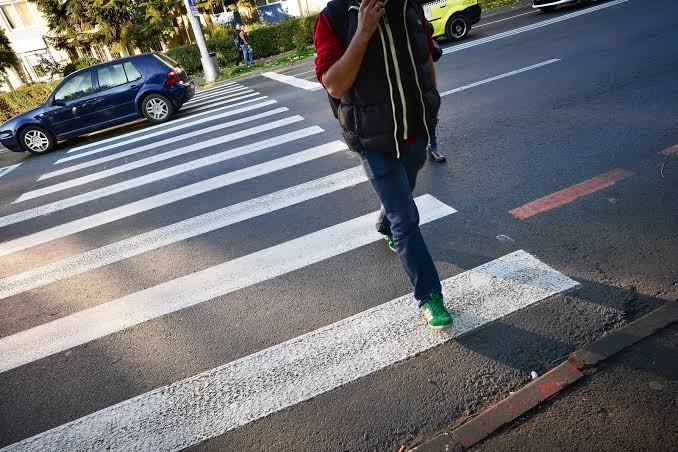 Război în traficul din Cluj-Napoca! Un șofer le cere pietonilor să nu mai „blocheze” traficul când așteaptă la trecere: „Traversează în pas alert!”