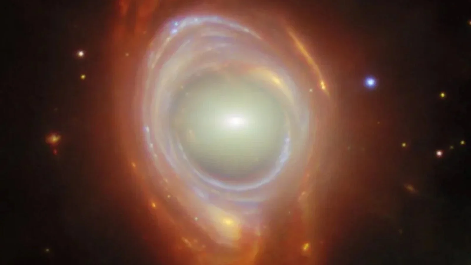 Iluzie cosmică spectaculoasă surprinsă de James Webb: Apariția rară a unui 'inel al lui Einstein' în jurul unei galaxii