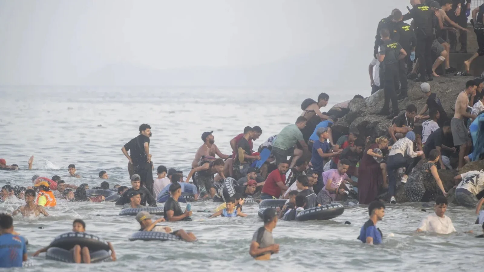 Poveştile zguduitoare din spatele invaziei din Ceuta - Drama copiilor rămaşi singuri care au ajuns să cerşeacă pe străzi