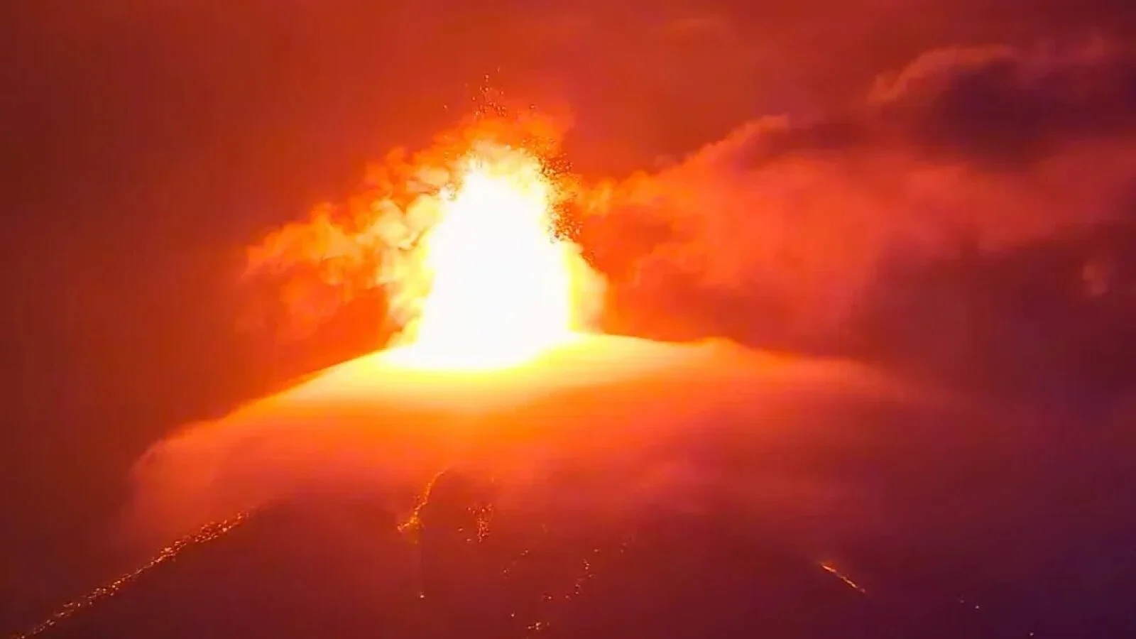VIDEO A erupt FUEGO, unul dintre cei mai activi vulcani: alertă lansată de autorități