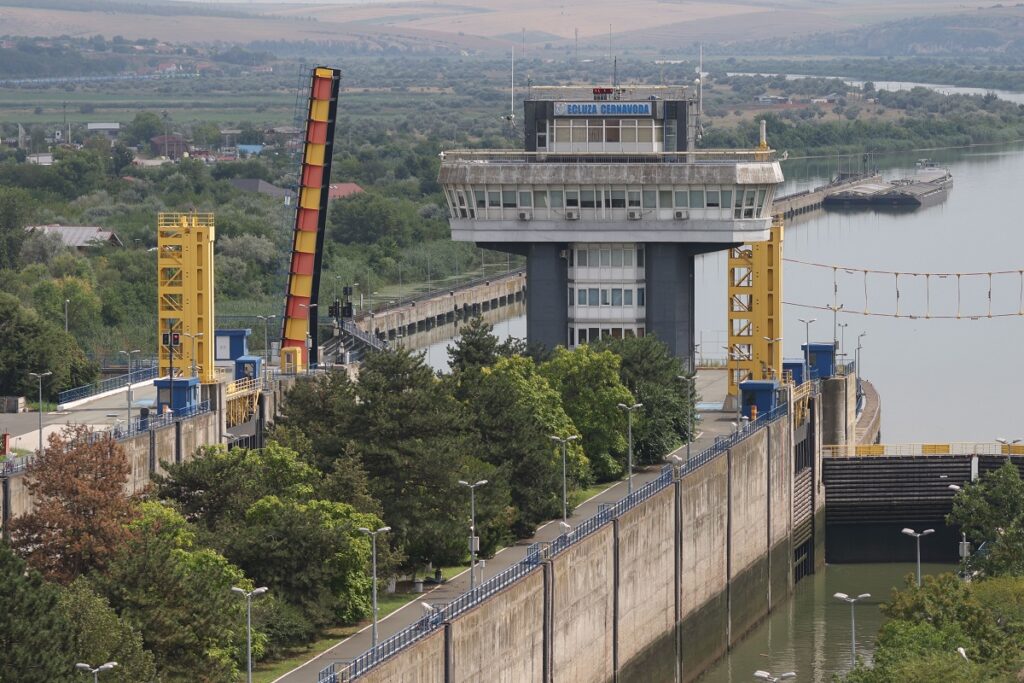 Directorul centralei de la Cernavodă: Dacă reușește operațiunea cu barjele scufundate în Dunăre, se asigură încă 2-3 zile de funcționare. Dacă operațiunea nu are succes, în 5-7 zile suntem nevoiți să oprim și Unitatea 2