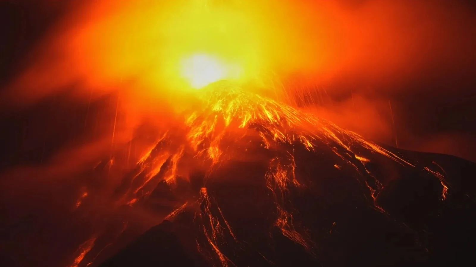 VIDEO Vulcanul Fuego din Guatemala a ajuns în „faza critică de erupţie”, sute de persoane fiind evacuate