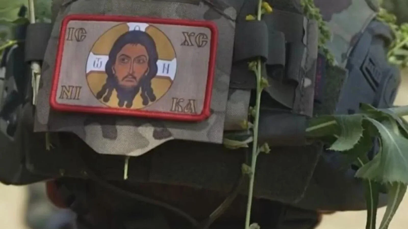 Icoana de pe casca militarului român, între credință și propagandă: George Buhnici cere sancțiuni, criticii îl acuză că „dăruiește” Rusiei un simbol creștin