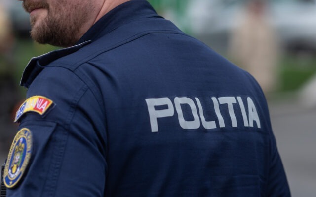 Un polițist din Caransebeș este obligat de instanță să poarte brățară de monitorizare electronică / Bărbatul, anchetat pentru hărțuire, abuz în serviciu și omisiunea sesizării