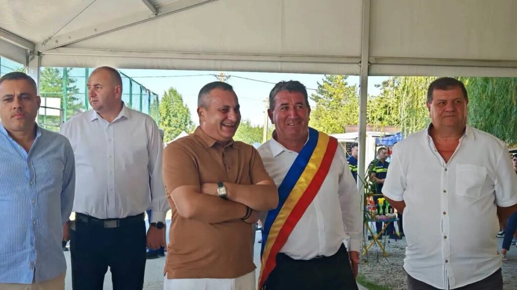 Președintele CJ Olt, Marius Oprescu a publicat factura de achiziție, în 2022, a unui ceas Cartier, de 6.300 de euro / Ceasul nu apare în declarațiile de avere / Deputatul PNL, Gigel Știrbu l-a acuzat ca a purtat un ceas de peste 44.000 de euro, la zilele comunei Spineni.
