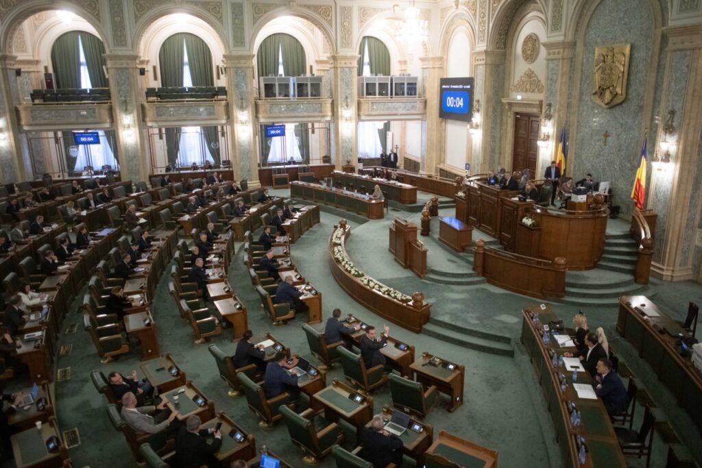 Comisia juridică a Senatului a dat un raport favorabil pentru proiectul legii integrităţii / PSD, AUR şi PNL au votat favorabil / Au fost menţinute prevederile contestate de USR