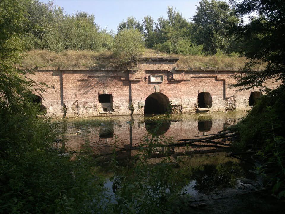 FOTO | Semnal de alarmă privind Bateria 3-4 Otopeni din Centura de Fortificații a Bucureștiului. Activistul Daniel Sărdan publică imagini și acuză umplerea cu pământ a șanțului de apărare, defrișări de arbori și îngrădirea monumentului