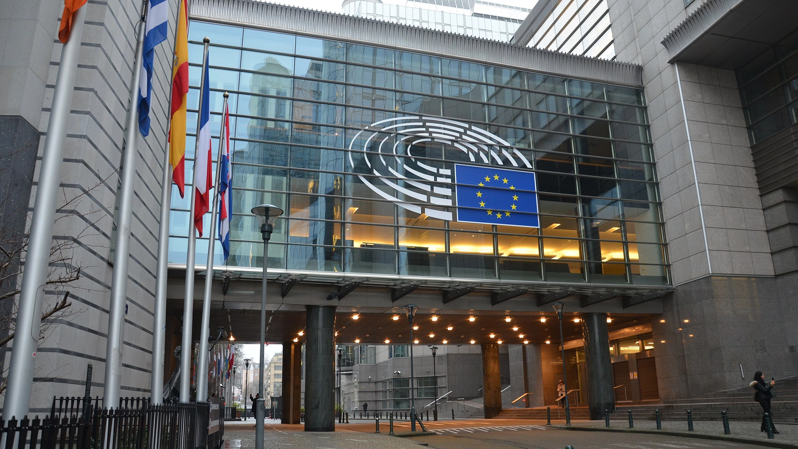 Prima reacție a Comisiei Europene după adoptarea Legii decarbonizării: „Urmărim cu atenție evoluția”