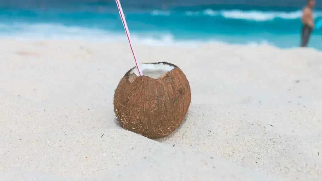 Apa de cocos tinde să nu mai fie doar un produs de nișă în România. Magazin online: Vânzările au crescut cu 318% în această vară / Produsul începe să fie folosit și în deserturile artizanale