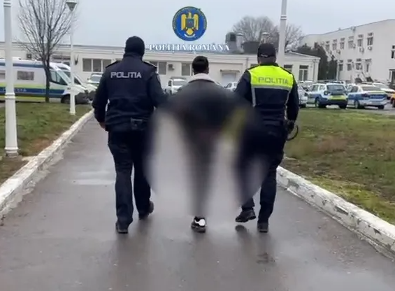 Intervenție dramatică! Un bărbat și-a ținut captiv copilul de 2 ani și l-a amenințat cu moartea