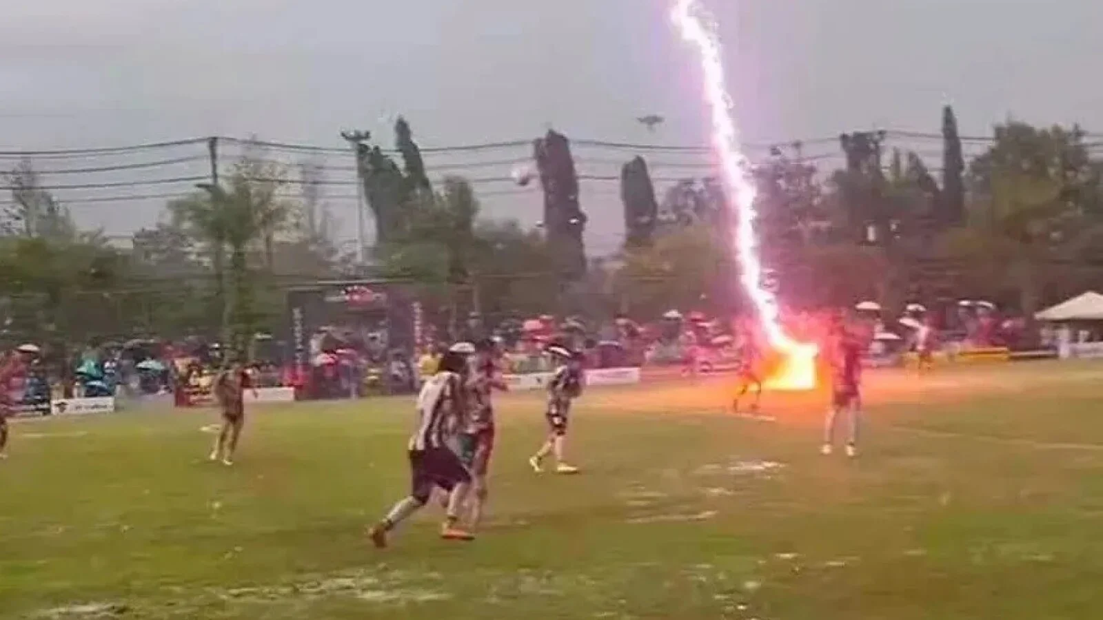 Un fotbalist din Thailanda a murit lovit de fulger pe teren