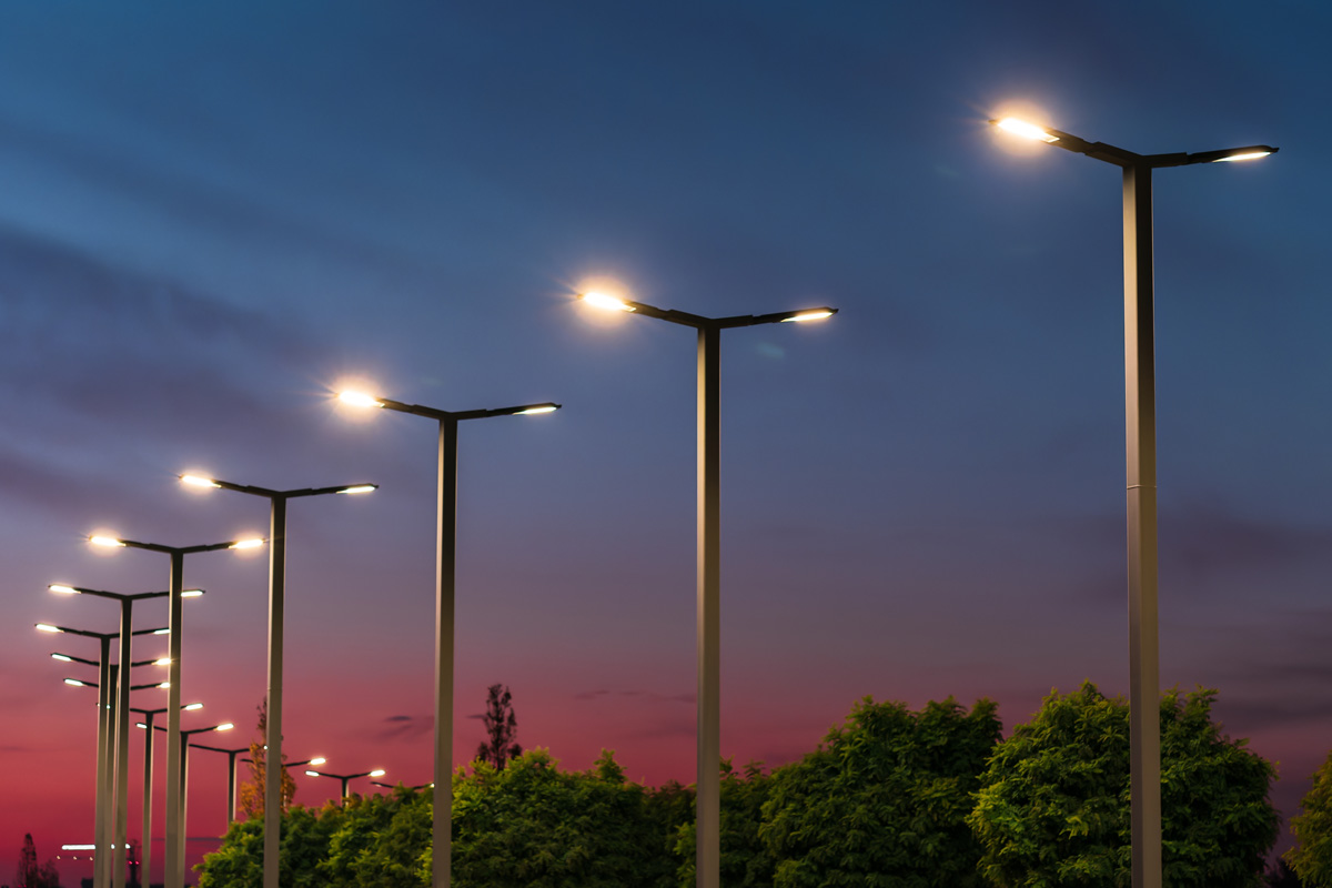 Se schimbă tot iluminatul public într-o localitate din Cluj: 250 de lămpi LED și un sistem prin care becurile se sting și se aprind de la distanță