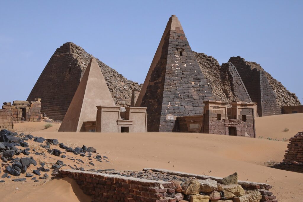 Piramidele din Meroe, sit al Patrimoniului Mondial UNESCO, amenințate de război și acumularea de nisip din Sudan