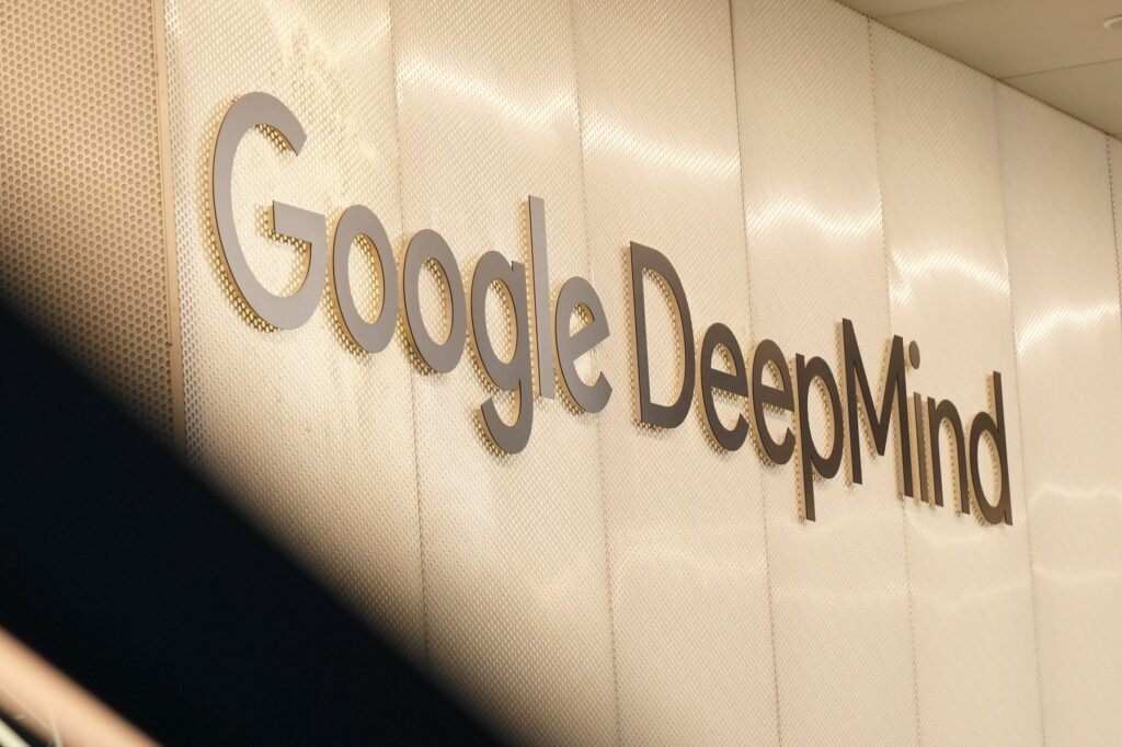 Google își reorganizează divizia AI: Demis Hassabis renunță la conducerea operațională a DeepMind