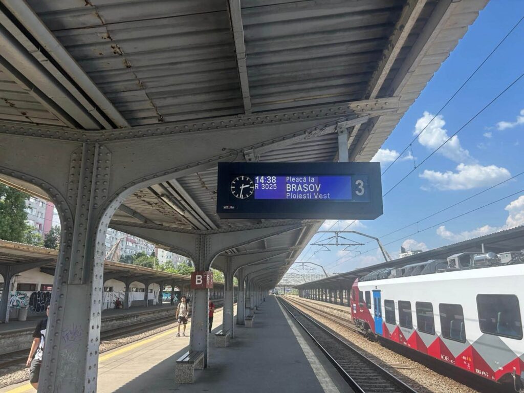 Primul tren regional PESA, lansat în serviciul călătorilor: Trenul a plecat in Bucureşti Nord şi urmează să ajungă în Braşov