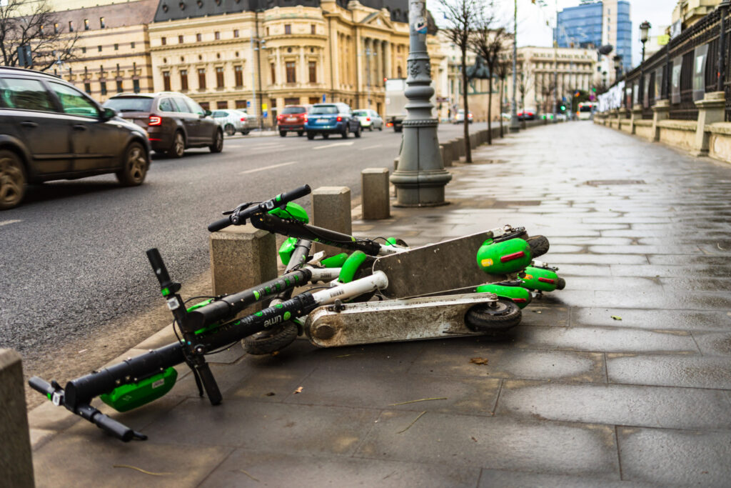 Utilizatorii trotinetelor electrice au un risc de trei ori mai mare de traumatisme craniene decât motocicliștii, arată un studiu realizat în Anglia și Țara Galilor