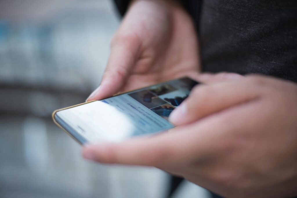 Danemarca anunță noi metode de prevenire a utilizării inteligenței artificale în rândul elevilor: Susținerea orală a referatelor, monitorizarea ecranelor și realizarea temelor la școală