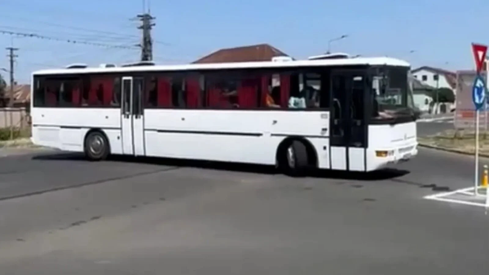 Autobuz blocat într-un sens giratoriu din Carei. Imagini virale
