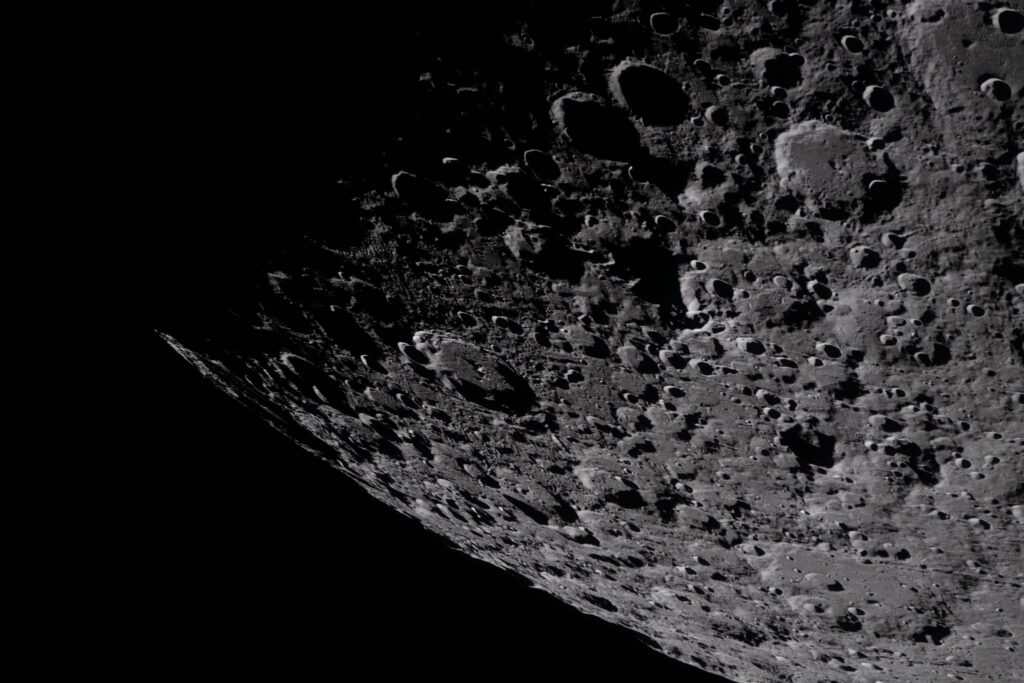 Luna are un nou crater. Primele imagini surprinse după impactul unei rachete SpaceX