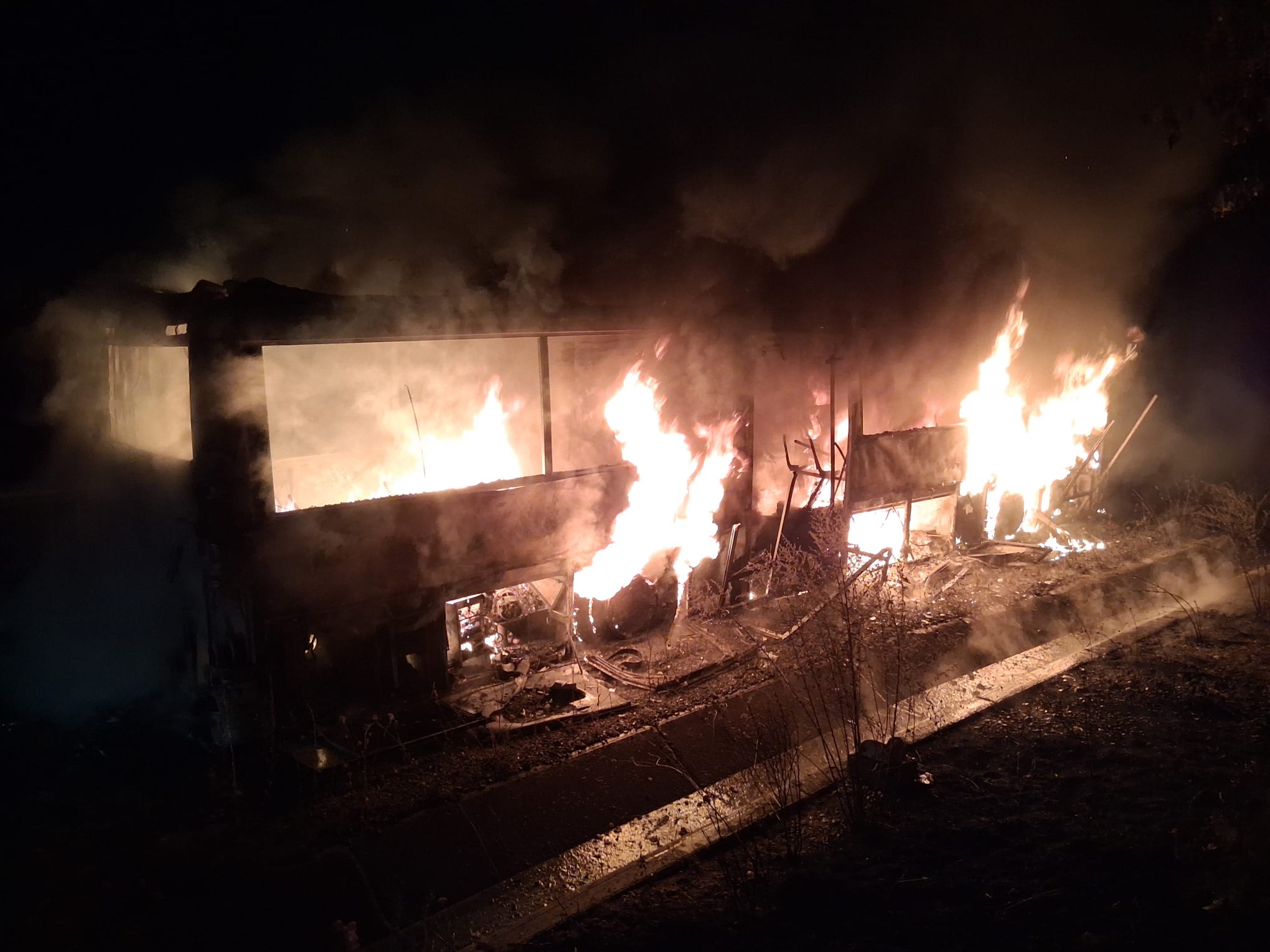 Un autobuz a luat foc azi-noapte în Cluj. Incendiul s-a extins rapid și vehiculul a fost distrus în întregime. Doi oameni au fost la un pas să ardă de vii