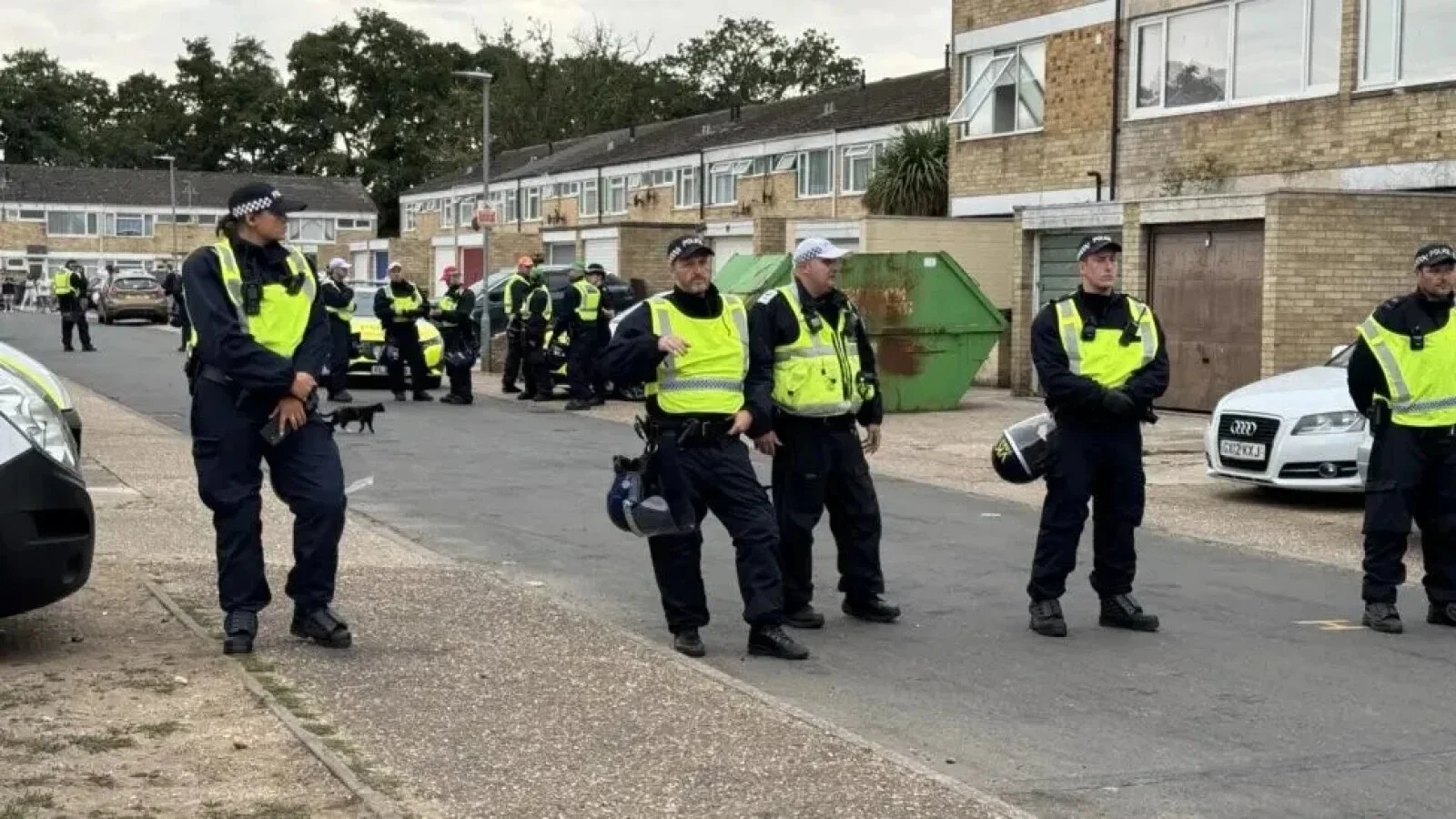 VIDEO „Vrem să plece” – Protestele anti-imigrație iau amploare în Marea Britanie: bătăi cu Poliția și case atcate cu pietre