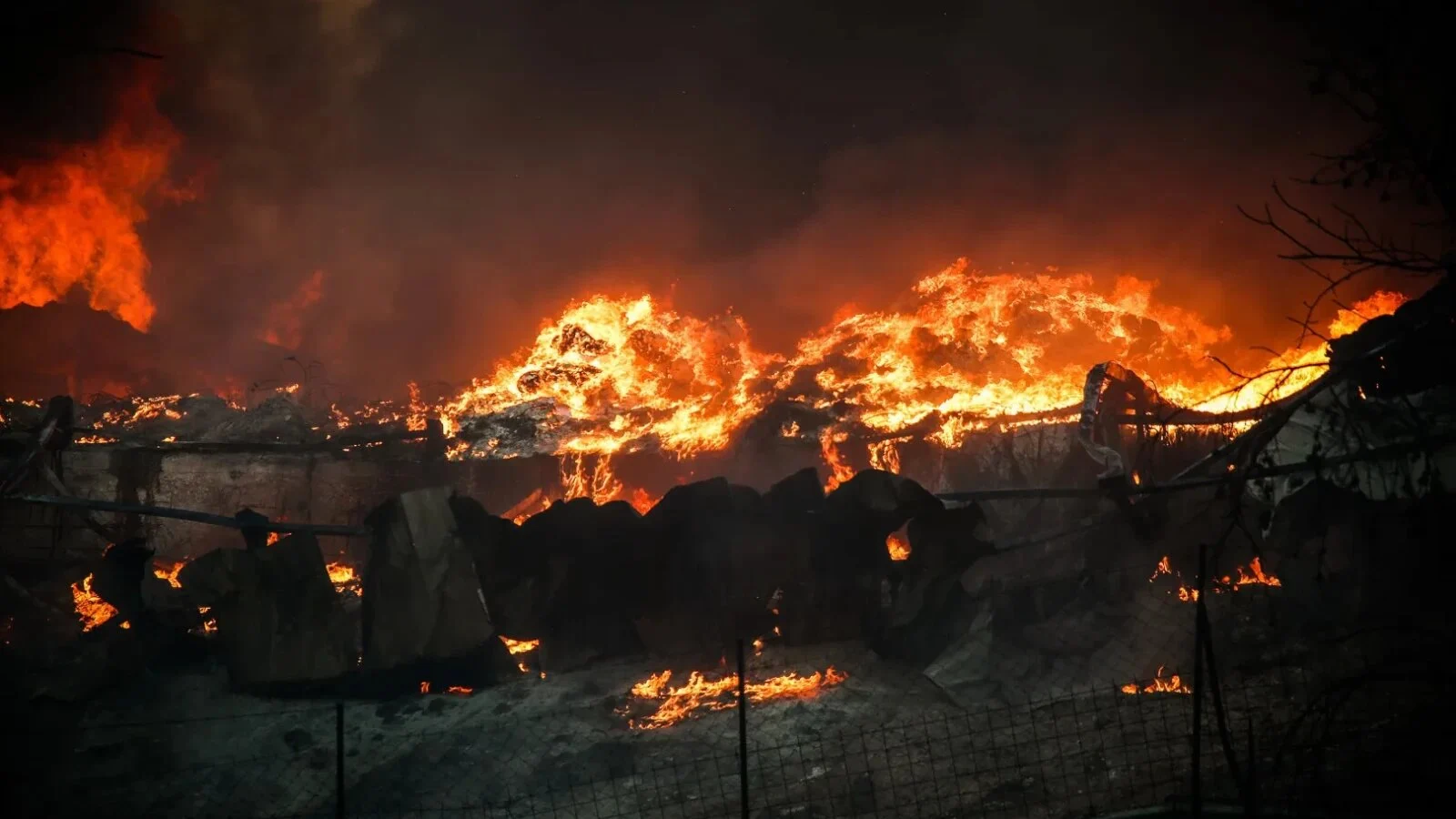 Un fenomen extrem de periculos apare în timpul incendiilor de vegetație. Cum se formează tornadele de foc