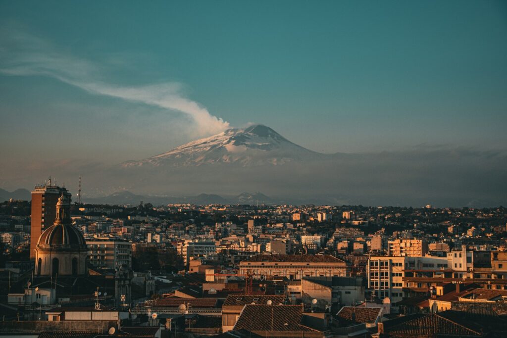 O nouă activitate eruptivă a vulcanului Etna provoacă restricţii pe aeroportul din Catania