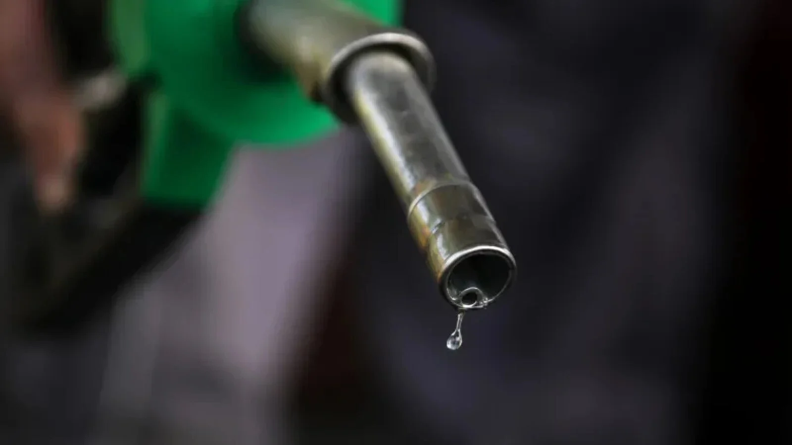 Primele efecte se văd la pompă. Carburanții s-au ieftinit, iar o nouă scădere a prețurilor este așteptată în curând
