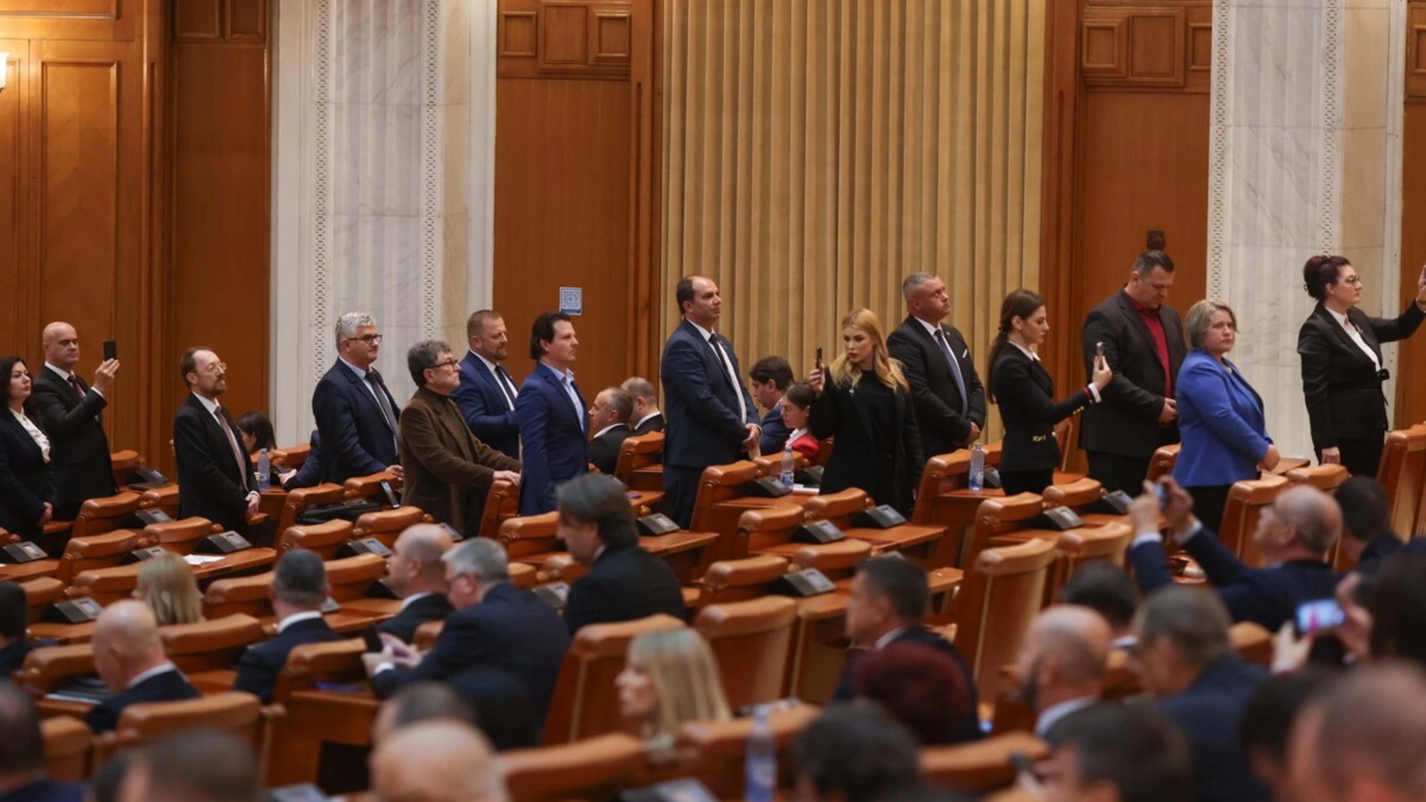 Suspendarea președintelui. 23 de deputați și senatori din grupurile SOS, UPR, PACE și neafiliați apar în platforma AUR ca susținători