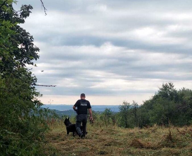 Fata de 11 ani din județul Bacău, căutată cu elicopter, drone şi câini de urmă, a fost găsită în siguranţă