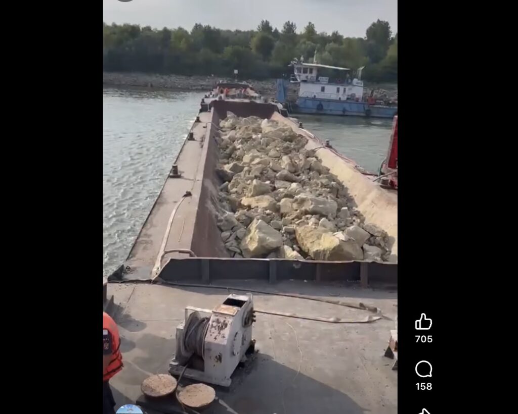 Imagini din timpul procedurii de scufundare a celor două barje în Dunăre (în apropierea brațului Bala