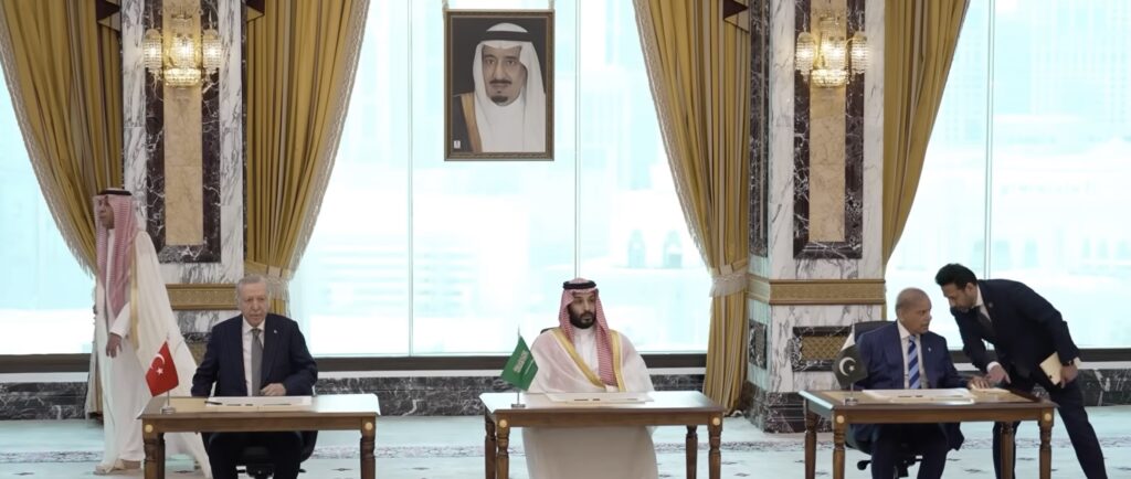 Acordul de apărare semnat de Arabia Saudită cu Turcia şi Pakistan nu urmăreşte ambiţii nucleare, dau asigurări semnatarii