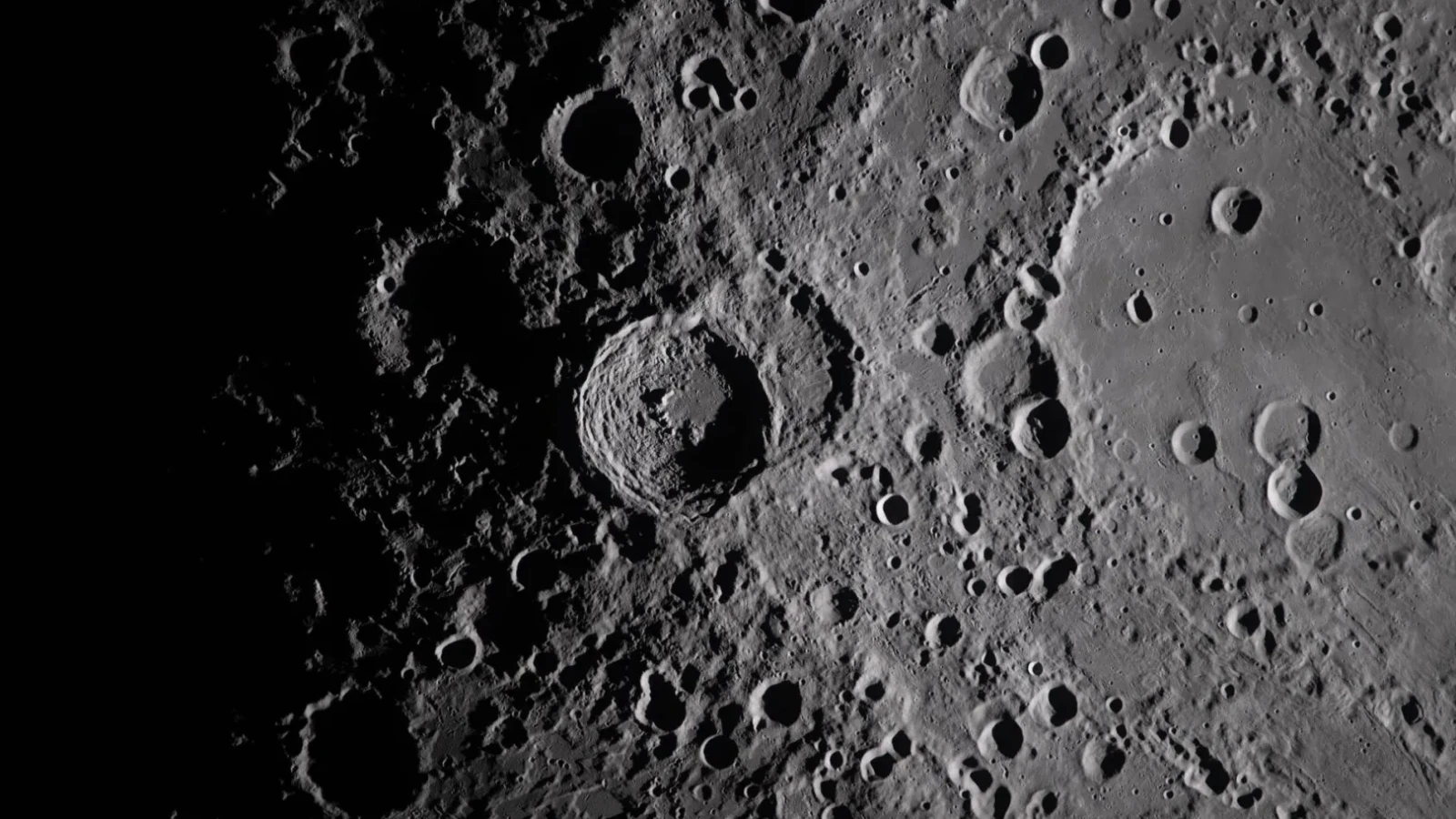 Luna 'rupe tăcerea' începuturilor: Probele de pe fața ascunsă demontează teoria Marelui Bombardament Târziu