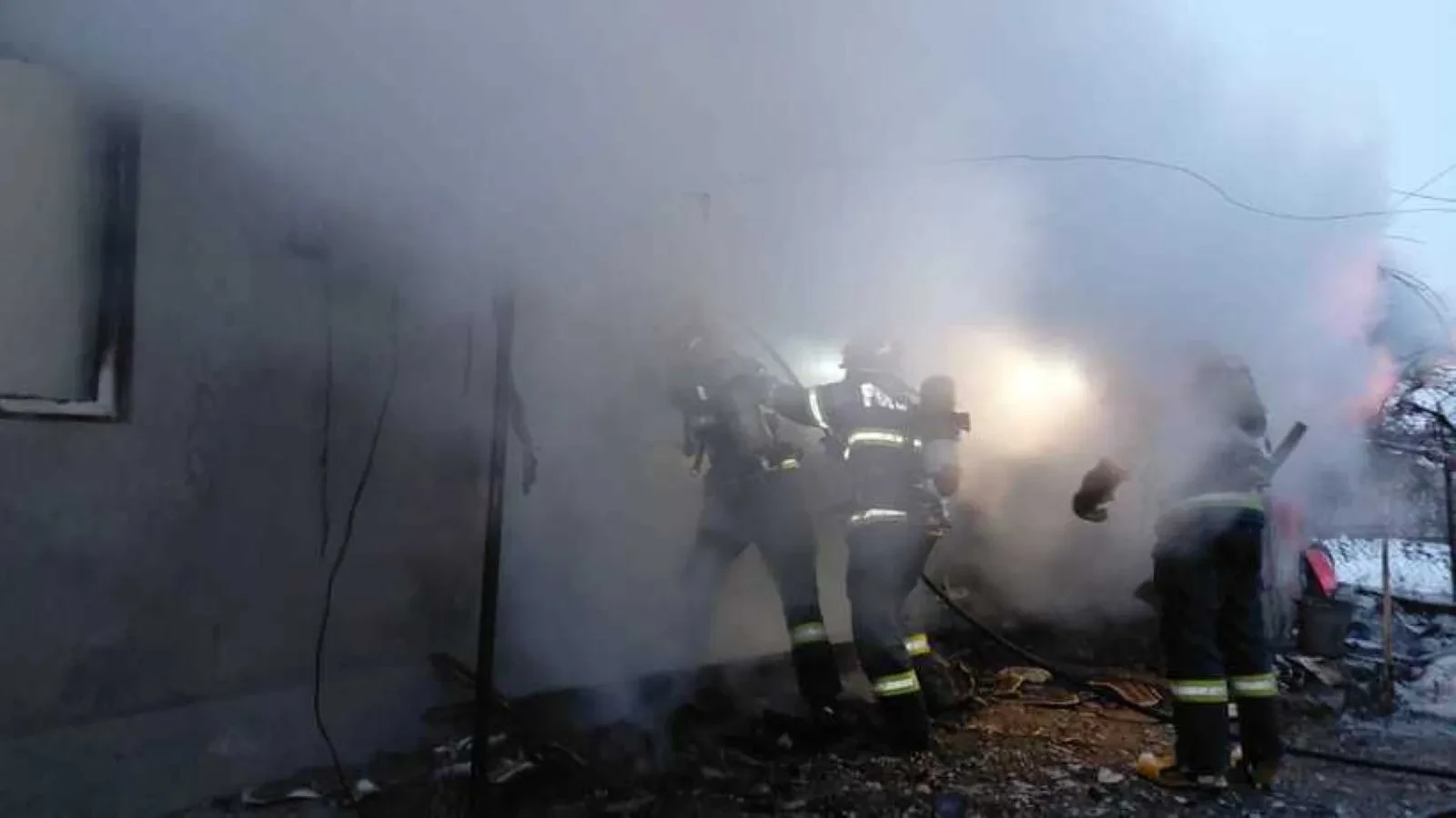Tragedie în toiul nopții: Un bărbat a murit, o femeie a fost scoasă din flăcări. Pompierii au evacuat patru butelii