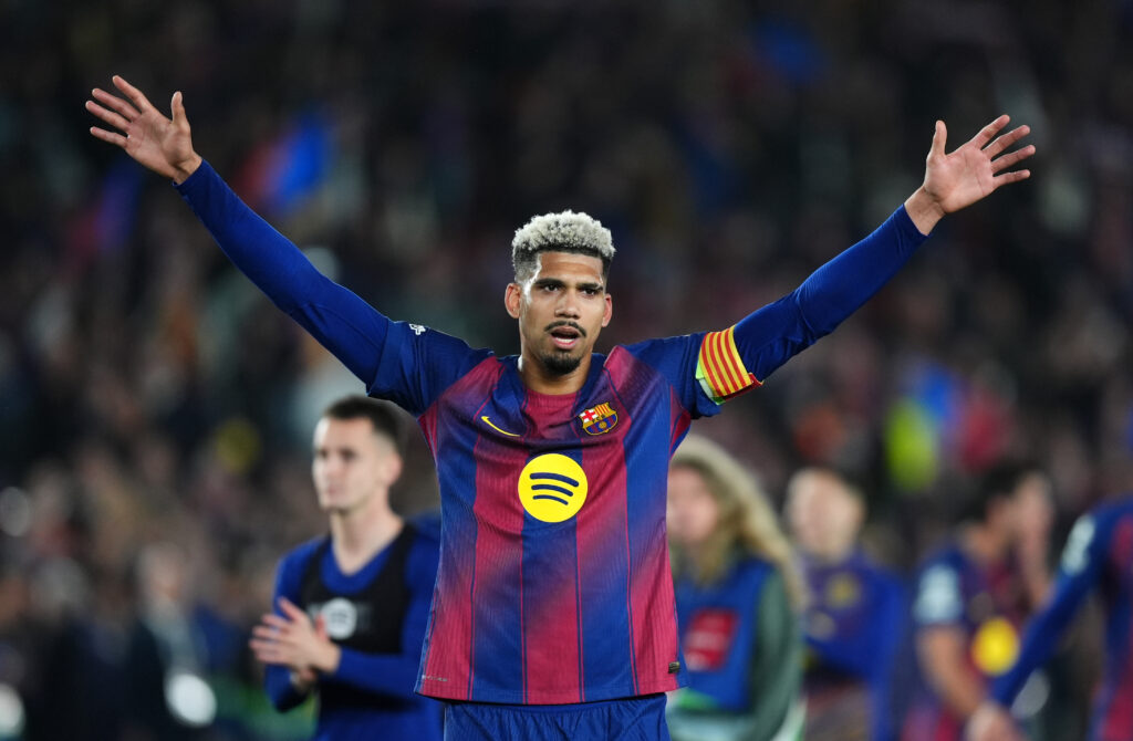Liverpool, achiziție de la Barcelona: fundașul Ronald Araujo li se alătură Cormoranilor