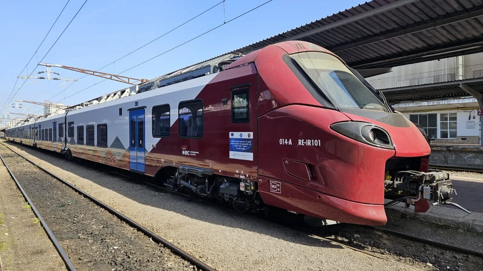 Ea este cea mai norocoasă fată din România: A fost lovită de tren, dar a scăpat. Era cu căștile pe urechi și nici nu a realizat că trenul venea spre ea