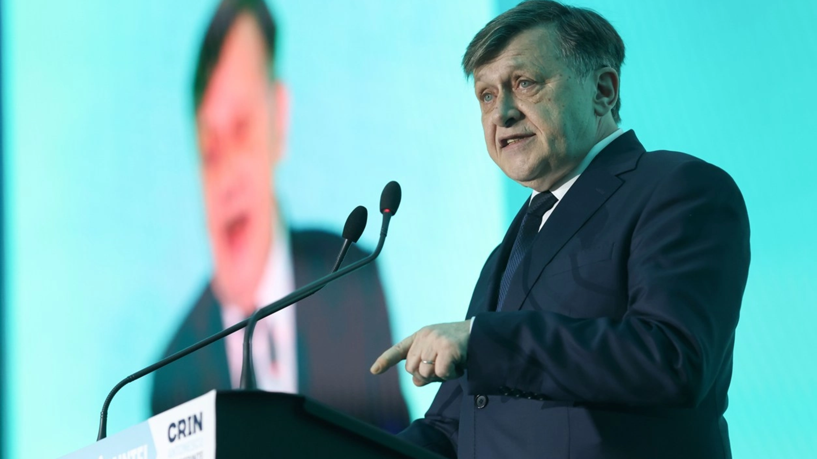 Crin Antonescu se răcorește împotria lui Ilie Bolojan: Este un demagog rudimentar. Nu m-am gândit că o să transforme PNL în Dinamo Victoria, USR 2