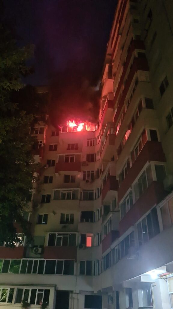 Un bărbat a fost reținut după ce ar fi provocat mai multe incendii în zona Bulevardului Iuliu Maniu din București. Focul s-a extins la izolația unui bloc
