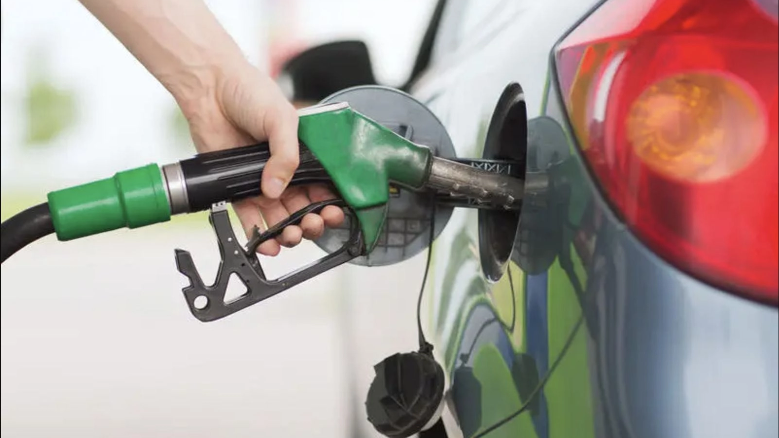 Gheorghe Piperea denunță 'cartelul' carburanților și arată cine ia banii din 'nota de plată' de la pompă: 'Statul stoarce 6 lei/litru'