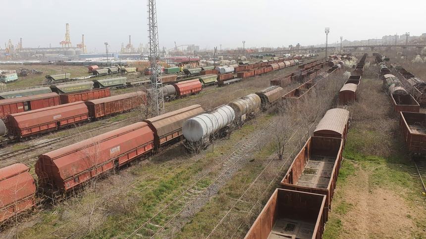Incident pe calea ferată la Petroșani: Un tren de marfă a întâlnit o placă de beton pe linie și un dispozitiv al unui macaz desfăcut / CFR: Sunt indicii privind o intervenție neautorizată