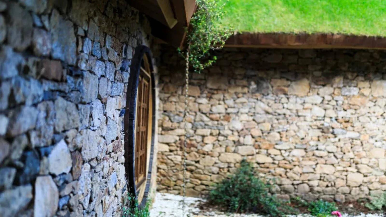 VIDEO Celebra casă din ”Hobbitul” a fost construită într-o zonă superbă a Europei: Turiștii sunt absolut fascinați