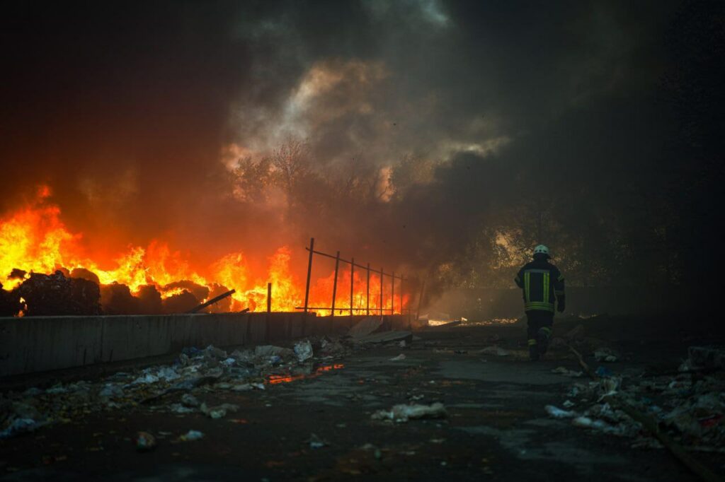 Rusia a lovit orașul ucrainean Sumî cu cinci bombe ghidate / Răniți și pagube în mai multe cartiere