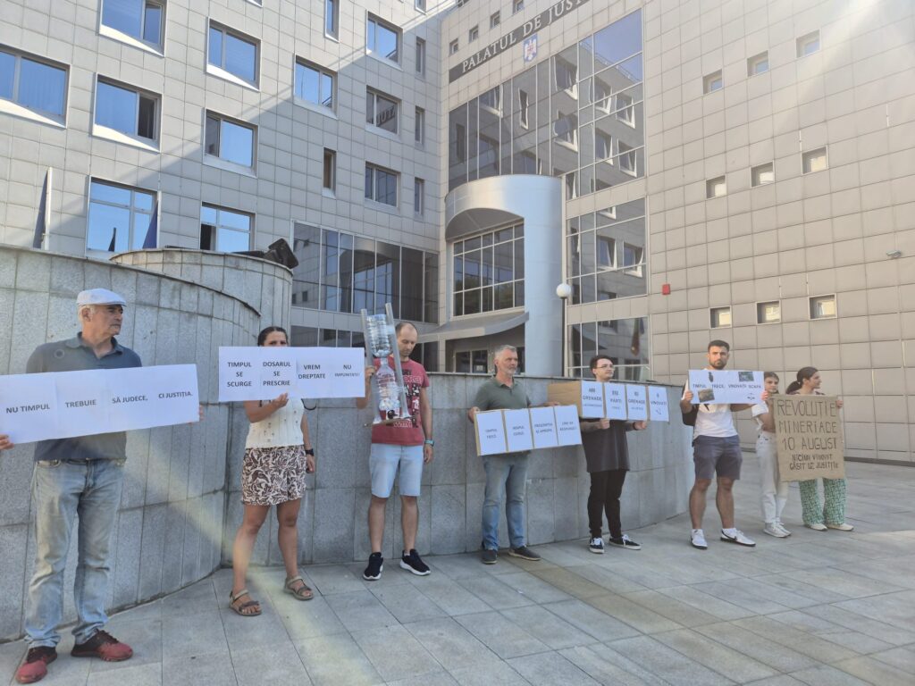 FOTO Protest al Asociației Reset în fața Curții de Apel Iași, la 8 ani de la violențele asupra manifestanților din Piața Victoriei / Foștii șefi ai jandarmeriei au fost achitați în primă instanță, iar în octombrie faptele riscă să se prescrie