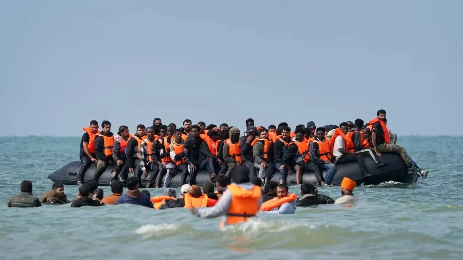 Record: După Spania, se trece masiv și în Regatul Unit. 230 de migranți au traversat Canalul Mânecii într-o singură barcă
