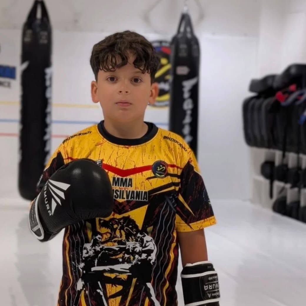 Un copil de doar 10 ani din Cluj reprezintă România la un turneu international de Muay Thai