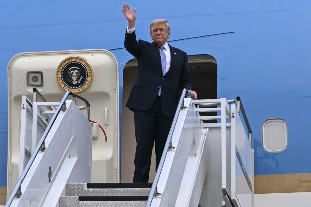 Trump ar fi fost ascuns într-un camion de catering pentru a urca într-un avion secret în timpul călătoriei din Turcia
