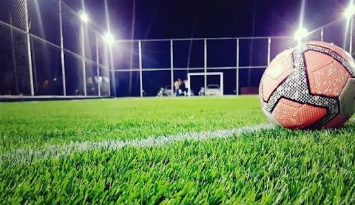 Nopți nedormite din cauza meciurilor de fotbal de pe sintetic! Un clujean cere oprirea nocturnei: „Țipete, înjurături și limbaj vulgar, în fiecare seară”