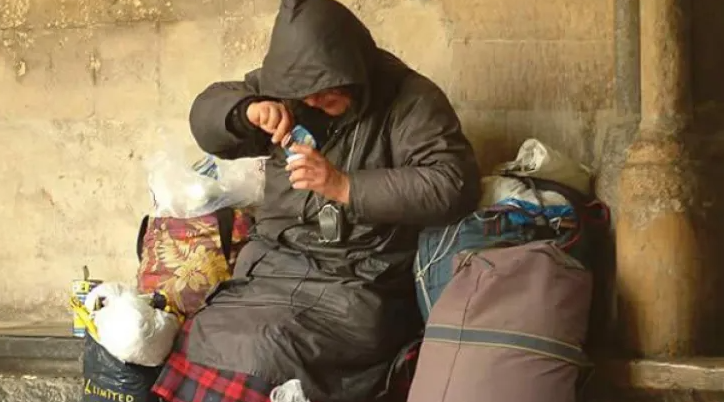 Clujenii reclamă haosul de pe Malul Someșului! Tomberoanenele sunt distruse și oameni ai străzii dorm în Parcul Rozelor: „Dorm liniștiți”